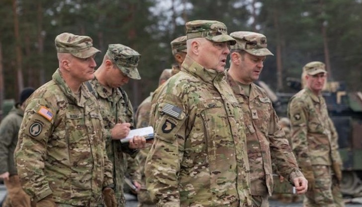 Марк Мили, генерал от армията на САЩ, посети американската база