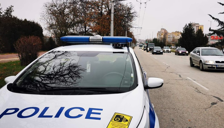 Двама от преследваните мъже са задържани в жилище в Бургас,