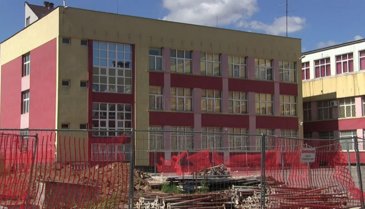 Снимка: Ще има ли раздвижване на строителните дейности в двора на училище Васил Левски?