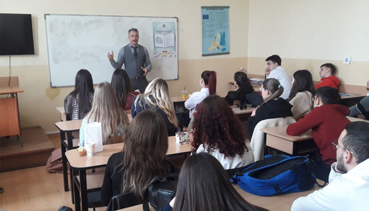 Срещата започна с въпрос към бъдещите абитуриенти дали знаят кои