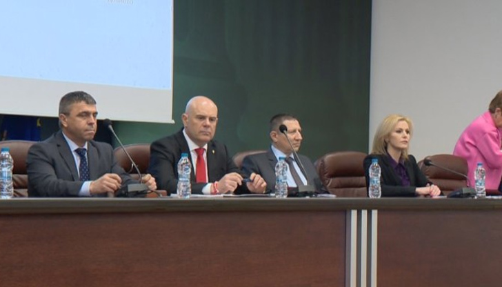 В списъка имена на следователи, прокурори и съдии, които са