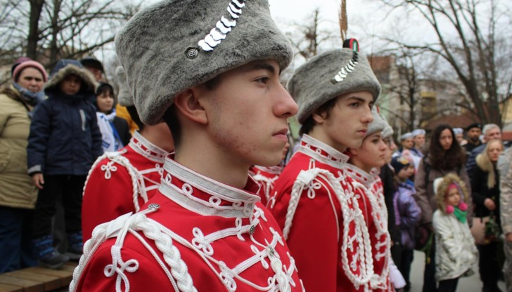 Изискването към желаещите да се включат във формированието е те