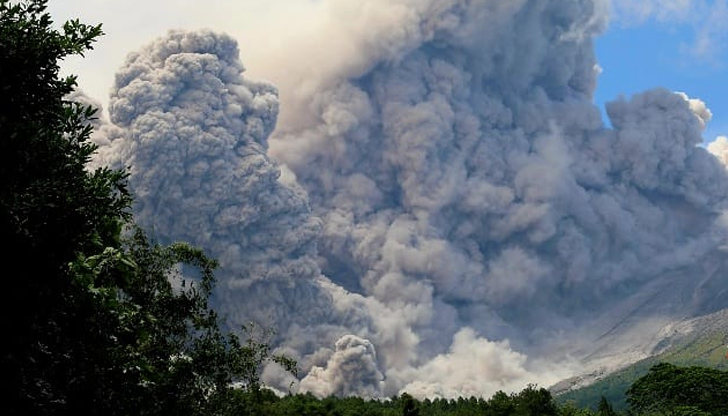 Вулканът изхвърли стълб от гореща пепел на 100 метра в
