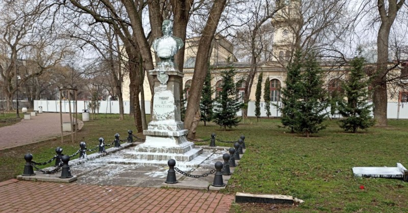 Бюстът и постаментът са залети с бяла боя, а паметната