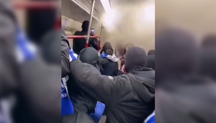 Наложило се е да се намеси машинистът и полицияВандализъм в