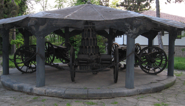 Сред ценностите са оръжия, фотографии и писма на героинята от