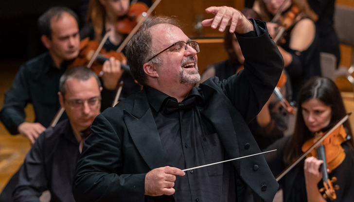 Хората, които се занимават с изкуство, трябва да влачат света