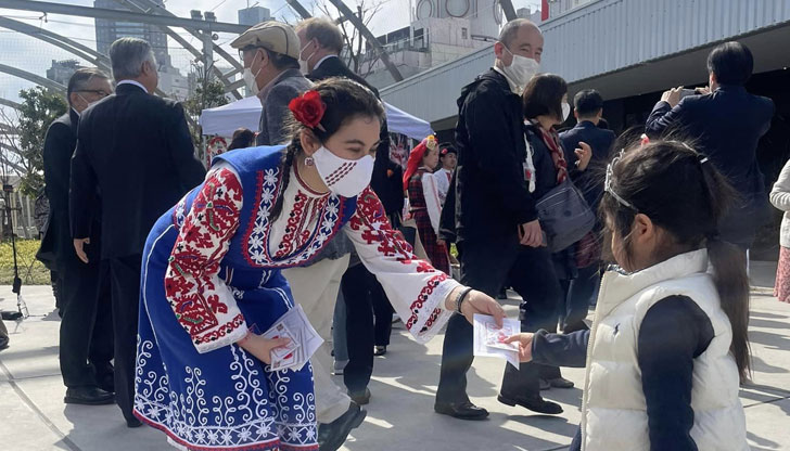 Стотици японци се окичиха с български мартеници в центъра на