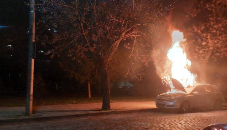 Предполагаемата причина е авария в двигателяЛек автомобил се запали на