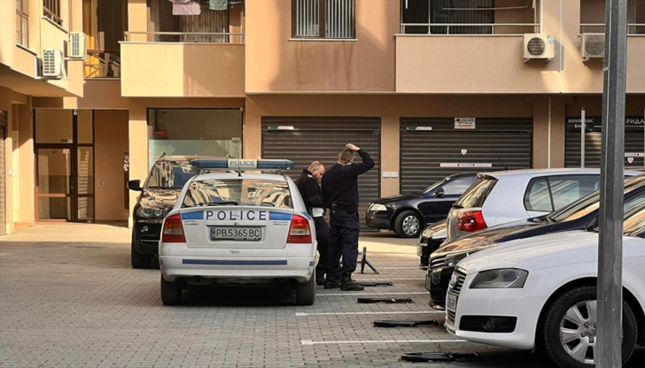 Нападателят бил с маска и ръкавици и напръскал с киселина