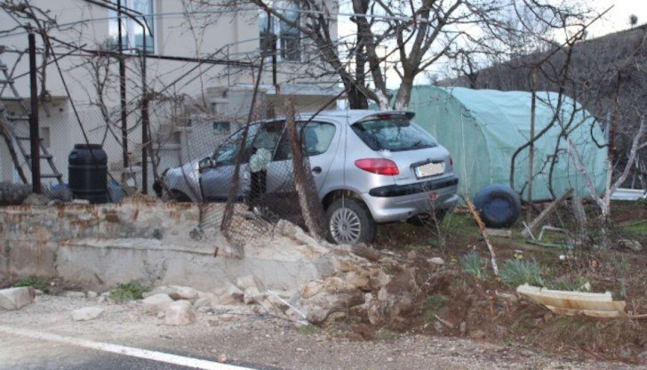 Разбит е зидът на оградата, а автомобилът е минал на