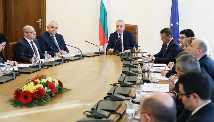 Нито публичността се подобри особено, нито експертното управление на публичните