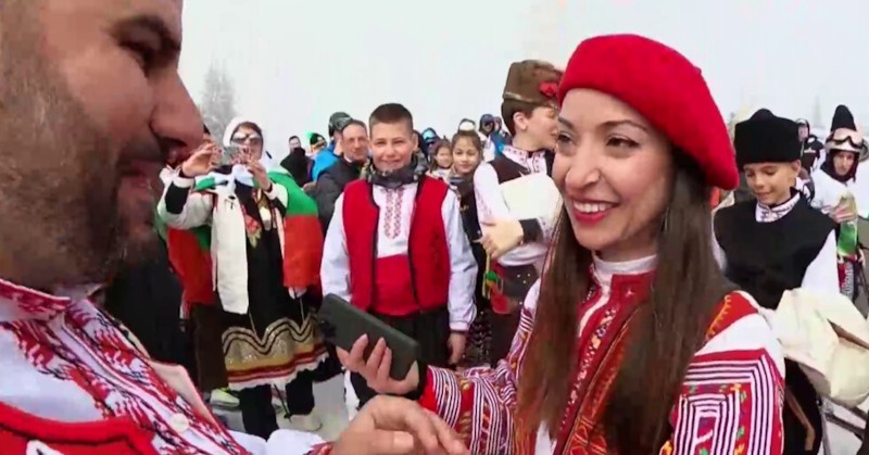 Под съпровода на родопски гайди и пред очите на стотици