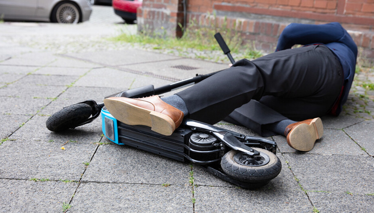 Възрастният мъж е настанен в болница КаневВодач на тротинетка на