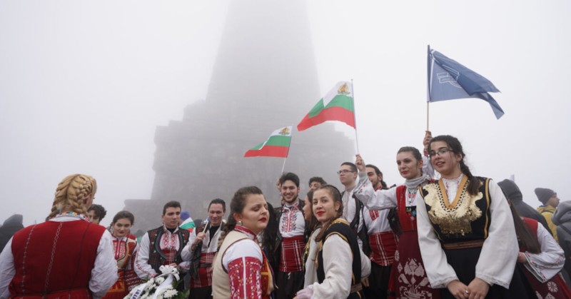 От рано сутринта стотици изкачиха 894-те стъпала към заветния връхХиляди