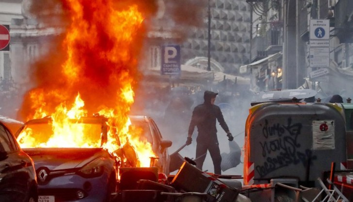 Неапол се превърна в същинско бойно поле преди началото на