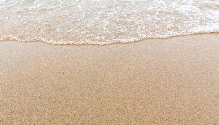 Върху пясъка се изграждат траншеи и окопи, поставят се бетонни