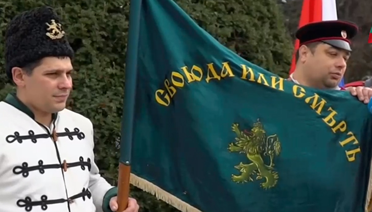 В близост до паметника вече е подредена изложба на оръжие