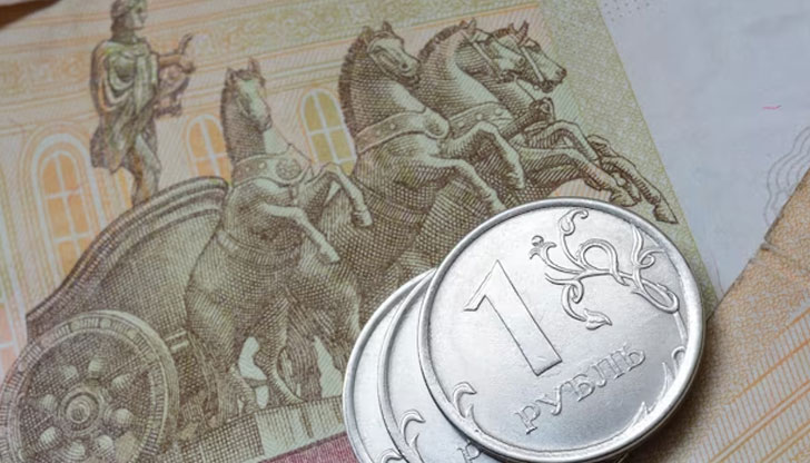 В ранния следобед рублата загуби 0,9 на сто до 75,98