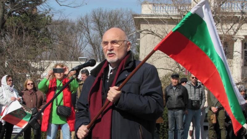 Няма нужда да даваме оръжия, а земята ни да бъде