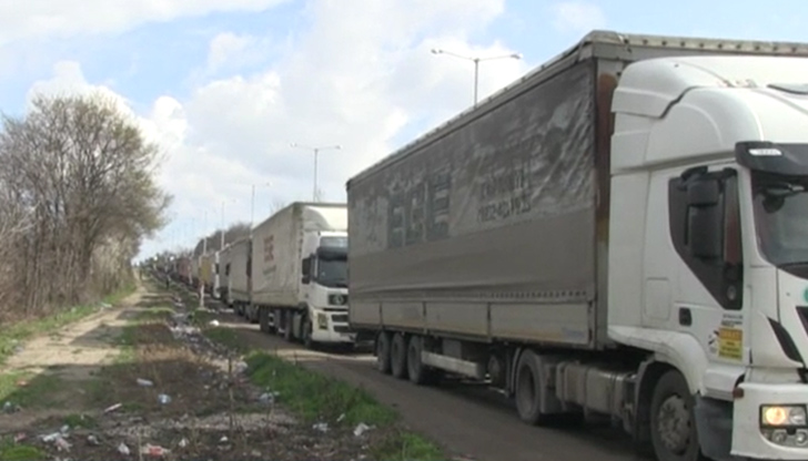 Над 10 километра опашка от камиони на Дунав мост при
