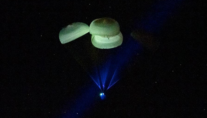 Двама астронавти на НАСА, един японски астронавт и космонавтка от