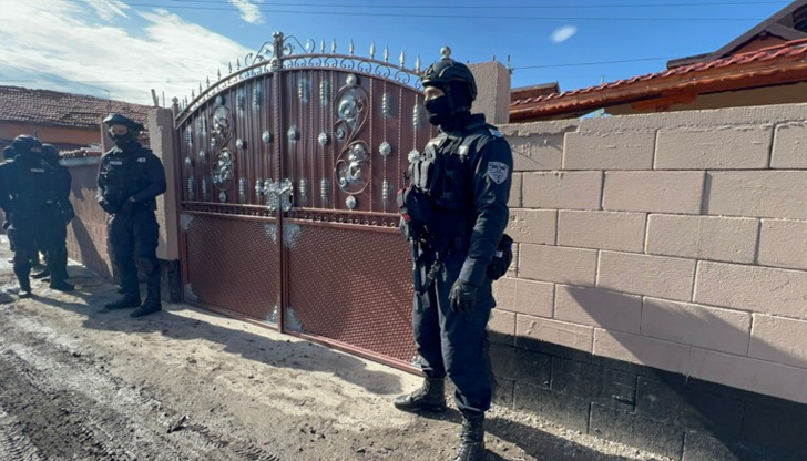 При спецоперацията има задържани, открити са списъци с имена и