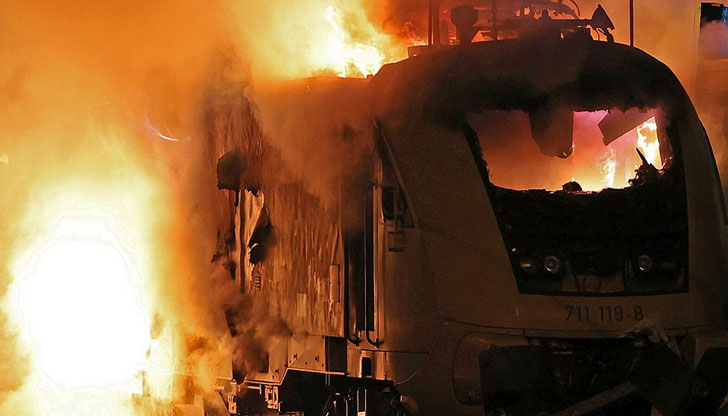 Те показват горящите вагони на влака и огромните пламъци, които