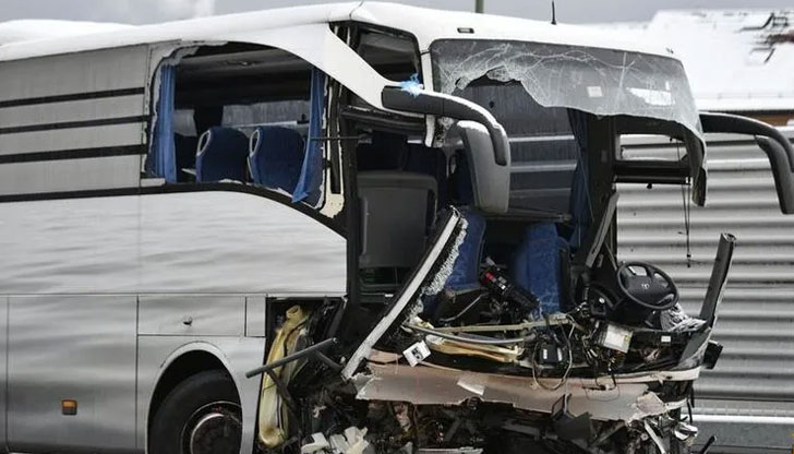 Двамата шофьори са със сериозни нараняванияАвтобус с 40 деца от