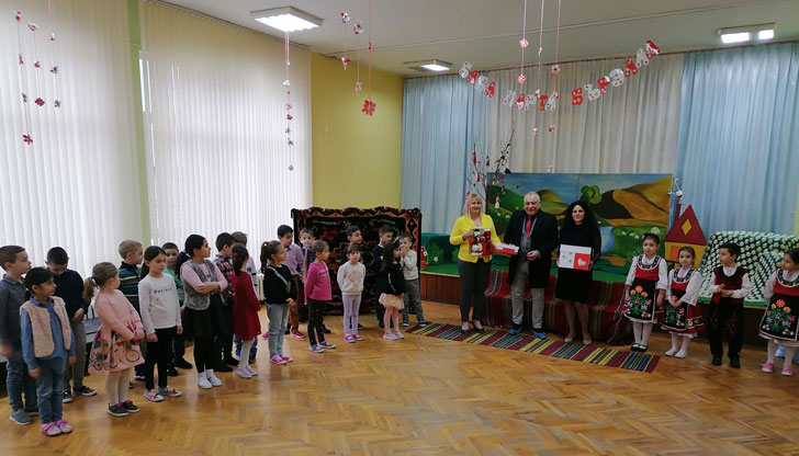 В инициативата се включиха възпитаници, педагози и родители от Русе