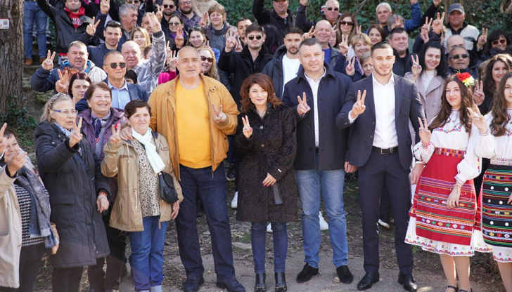 На страницата си във фейсбук Бойко Борисов публикува снимки от