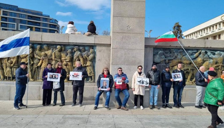 Снимка: Руснаци поискаха политическо убежище в България с протест в Бургас