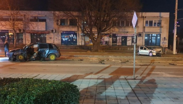 Младеж се бори за живота си след удар между две