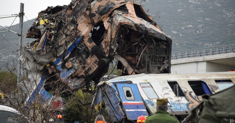 Общо 57 души загинаха при сблъсък между пътнически и товарен