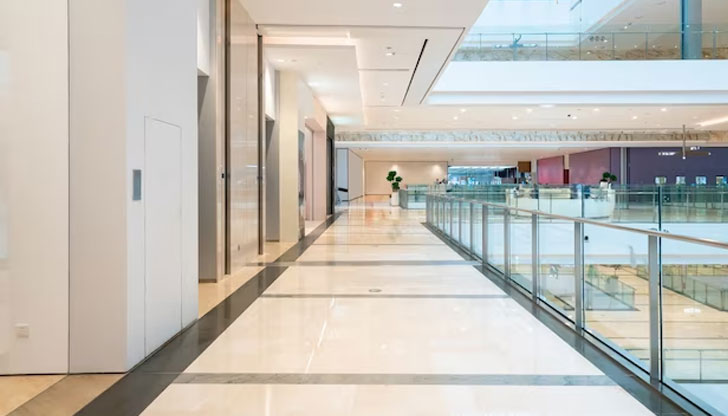 Според свидетели асансьорите са блокирали, токът изгаснал и е бил