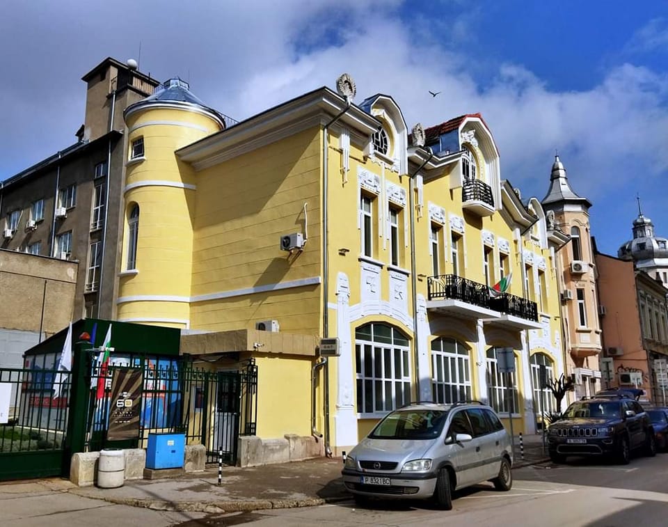 Сградата е построена за търговска къща на германеца Хайнрих Лангбен,