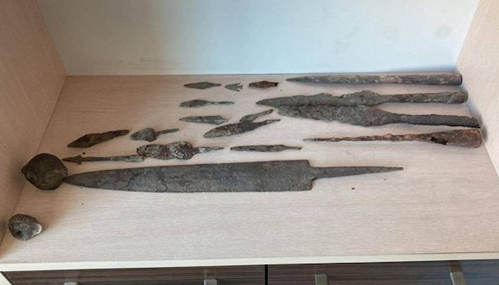 В хода на операцията са иззети 2000 предмета, имащи белези