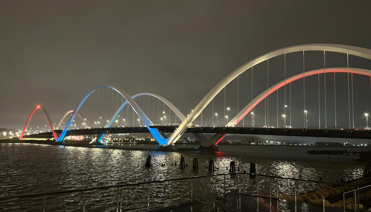 Мемориалният мост на Фредрик Дъглас бе осветен в бяло, синьо