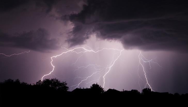 След жегите в страната се появиха гръмотевични бури, градушка и