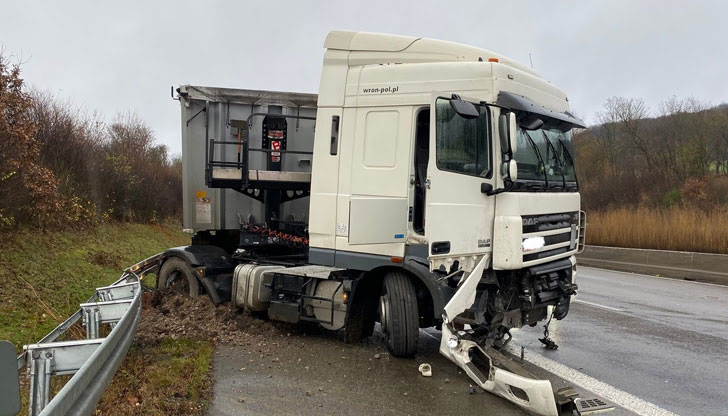 Инцидентът стана около 15:00 часаТИР и лек автомобил се удариха