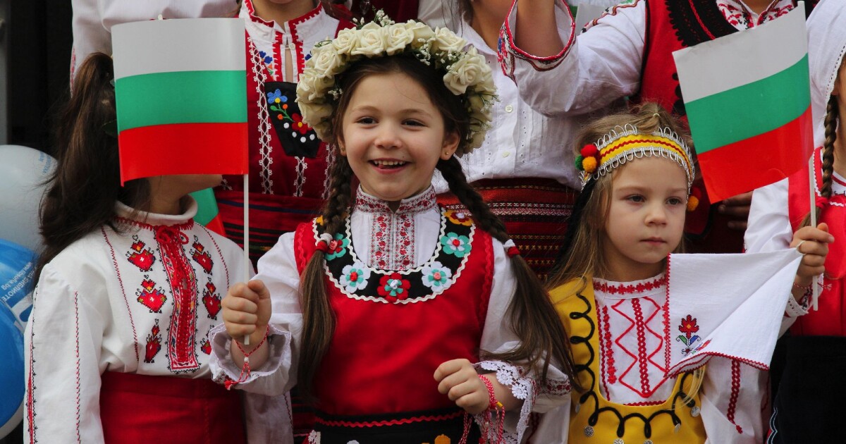 Изборът на датата не е приеман еднозначно в обществото, тъй