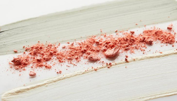 Прахът с вкус на ягода, предизвиква халюцинации и може да