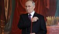 Владимир Путин запали свещ на великденска служба в Москва