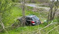 Автомобил с три деца падна в дере край Мъглиж