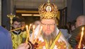 Митрополит Наум раздаде благодатния огън на вярващите
