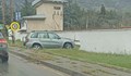 Джип проби дупка в ограда в Карлово