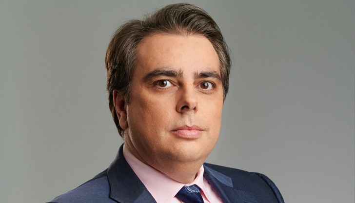 "Ще предложим кабинет с ясна програма и с хора - и политици, и експерти", заяви Василев