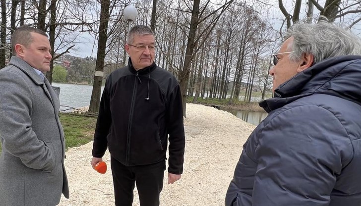 Кметът на Община Русе Пенчо Милков коментира във фейсбук какво се прави между двете езера на Лесопарк „Липник“
