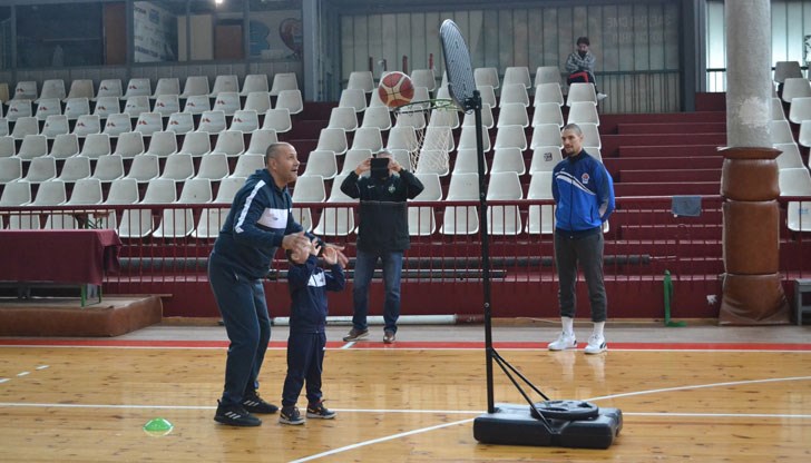 Получи се невероятен празник, съпроводен с много усмивки, чиста детска енергия и ентусиазъм, споделиха от баскетболния клуб Получи се невероятен празник, съпроводен с много усмивки, чиста детска енергия и ентусиазъм, споделиха от баскетболния клуб