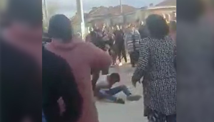 Ромската махала е под обсада, има масови безредици и задържани